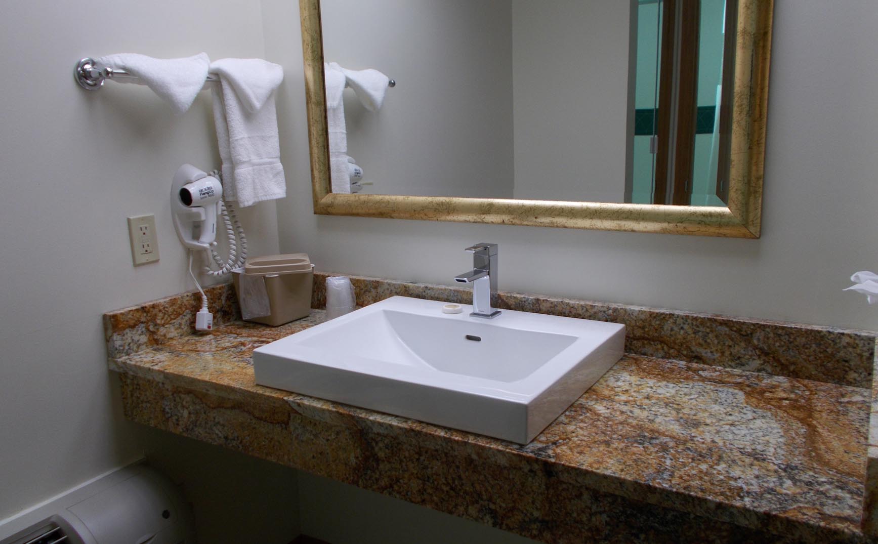 Fort Davidson Hotel Bathroom counter