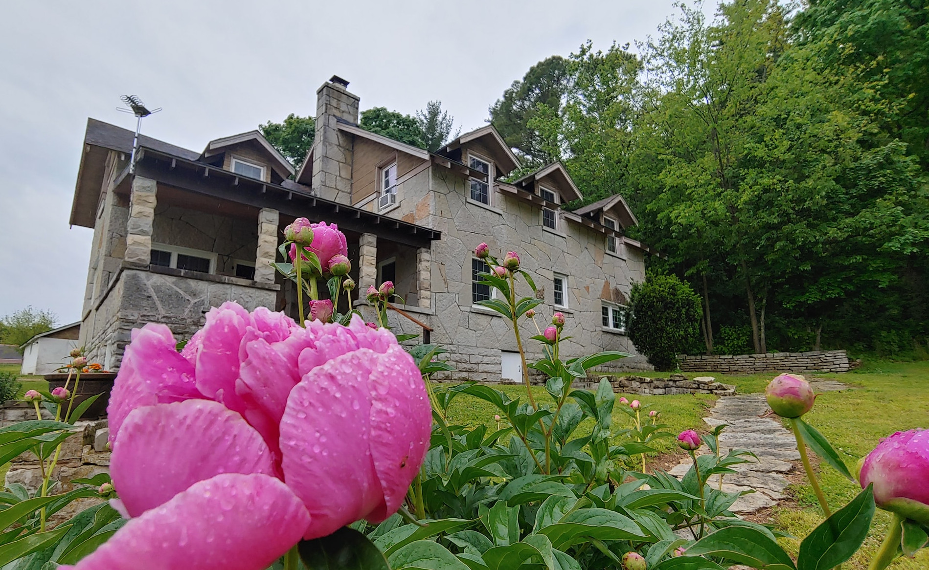 The Cavern Inn provides comfortable family lodging for a weekend away.