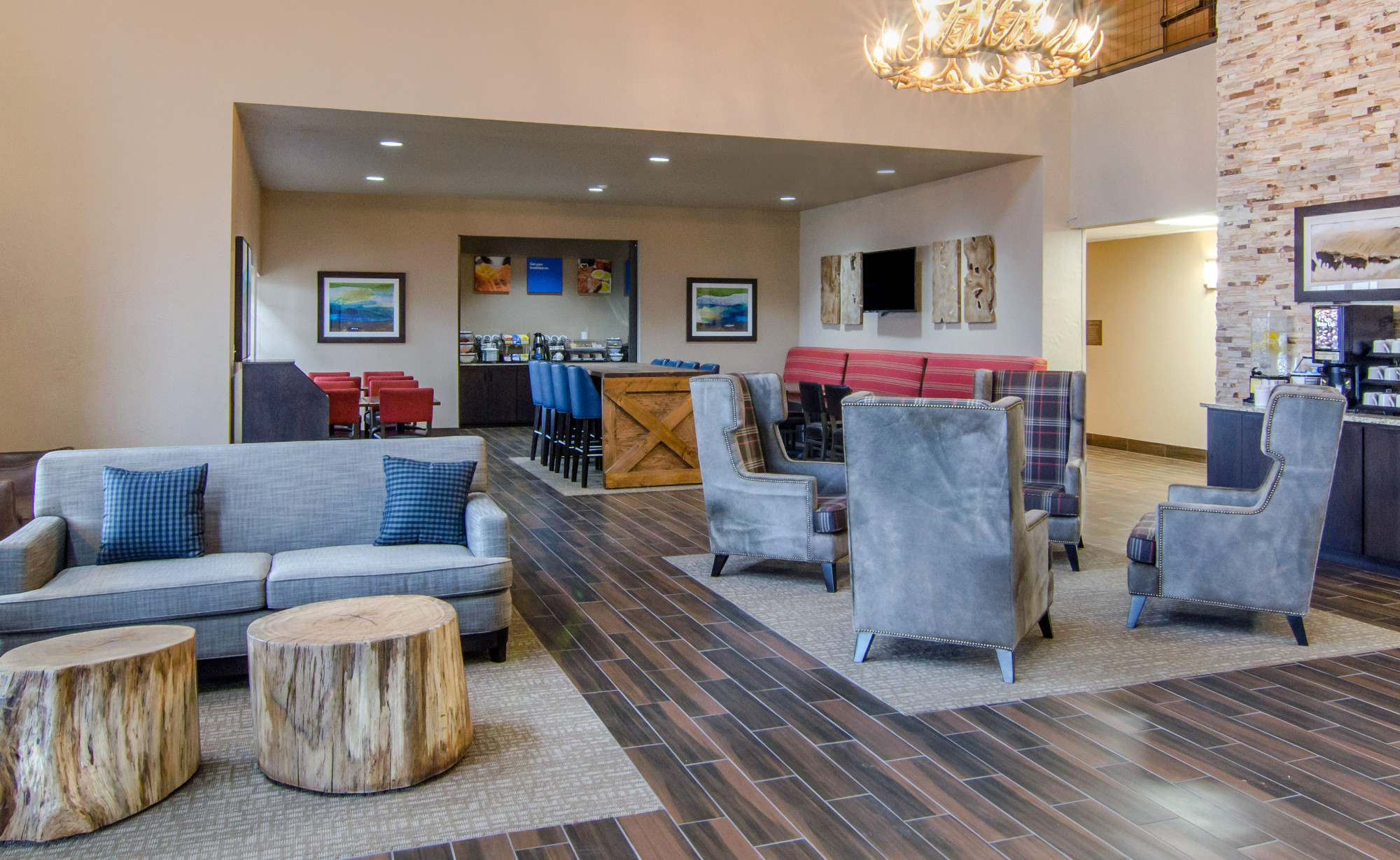 Ozark decor Comfort Inn lobby and breakfast area