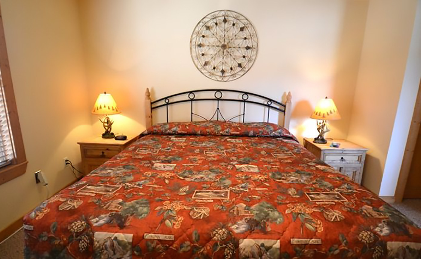 Lakeside Fun 1Br Lodge Near Pool - Bedroom