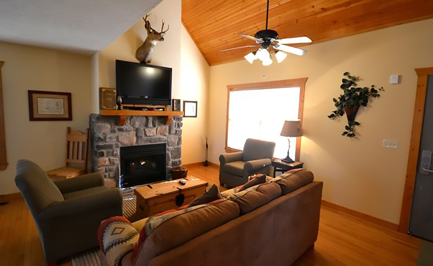 Lakeside Fun 1Br Lodge near Pool - Living Room