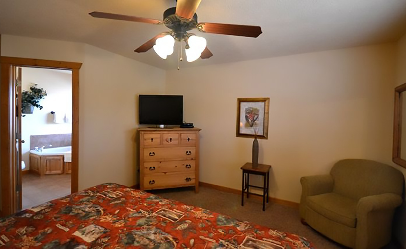 Lakeside Fun 1Br Lodge near Pool - Bedroom