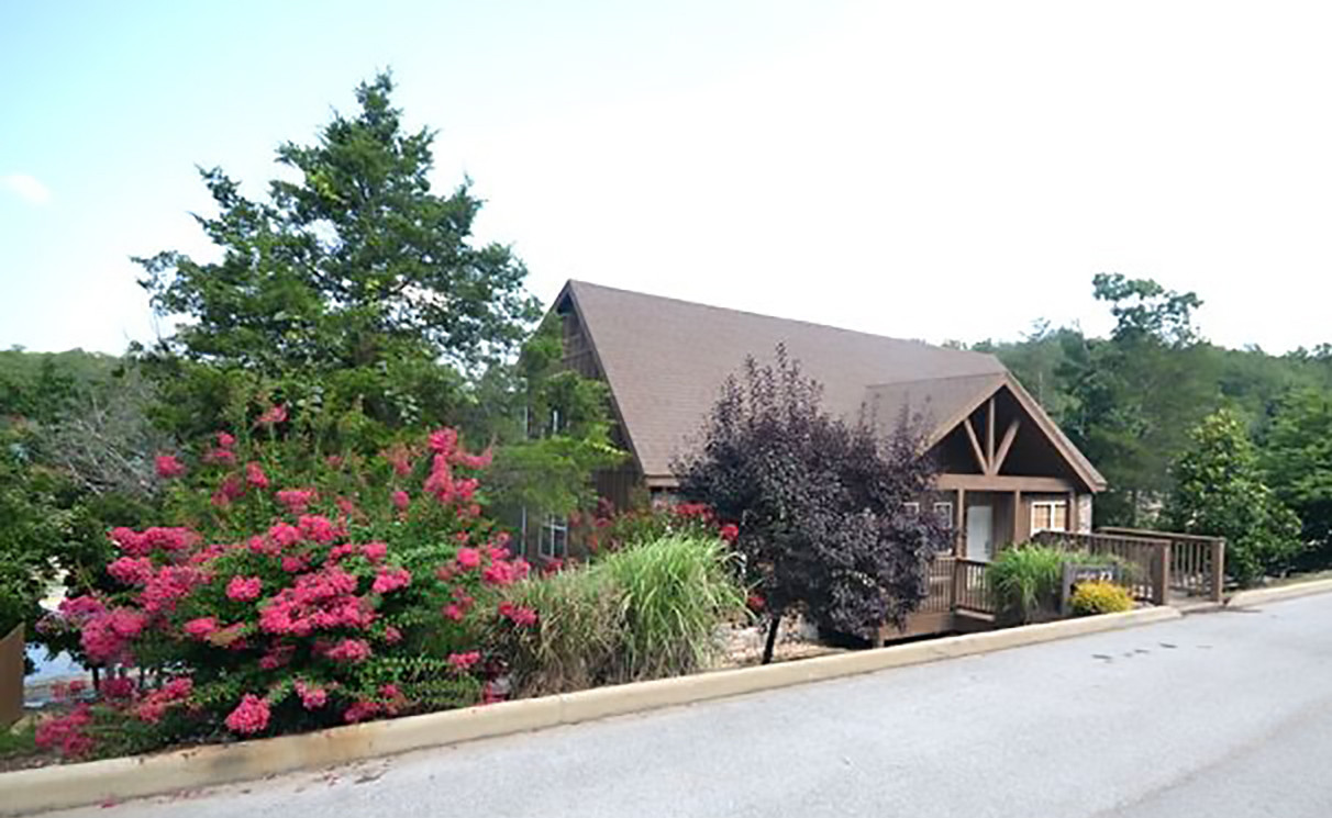 Lakeside Fun 1Br Lodge near Pool - Front