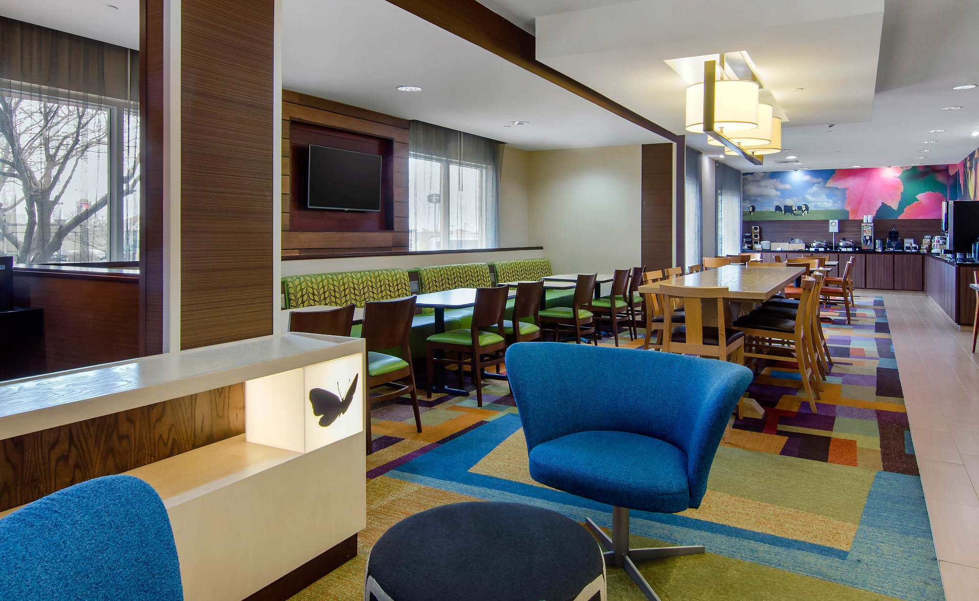 Breakfast and lobby area