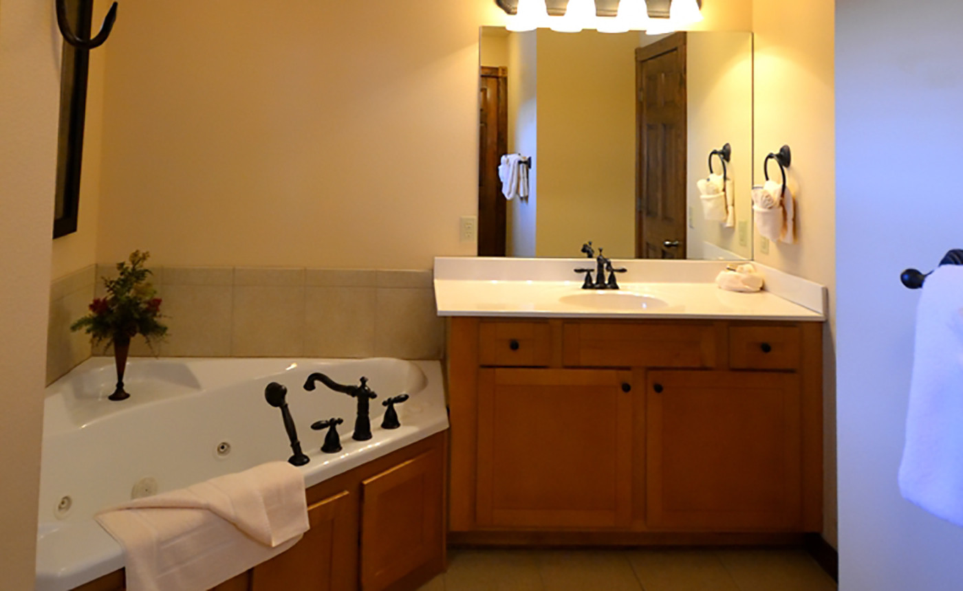 Family Funtimes 4-Br, 4Ba Lakefront Cabin