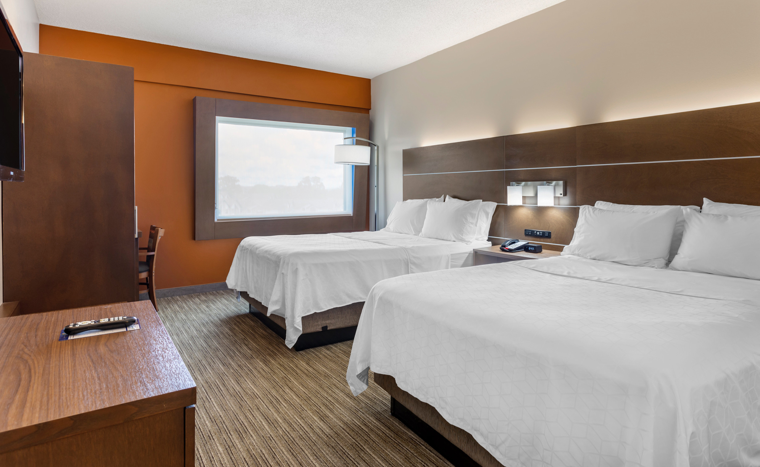 Queen Room- Holiday Inn Express Green Mtn. Drive - Branson