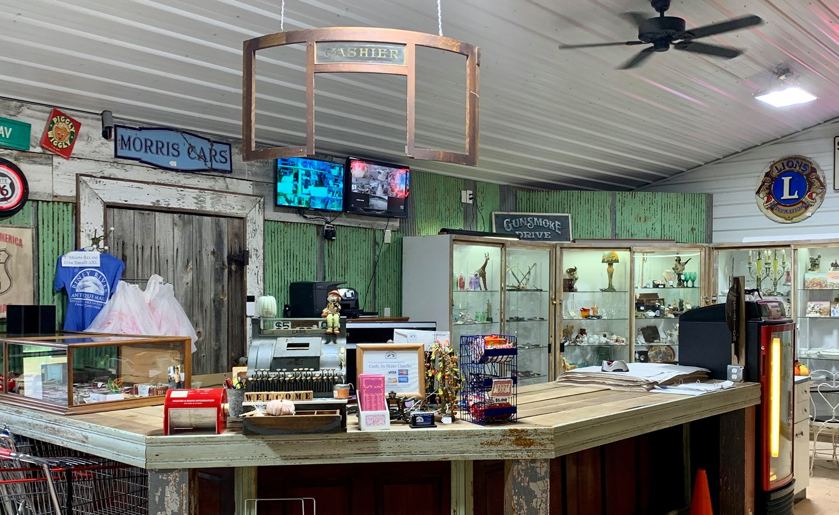 Interior shot of the Piney RIver Antique Mall