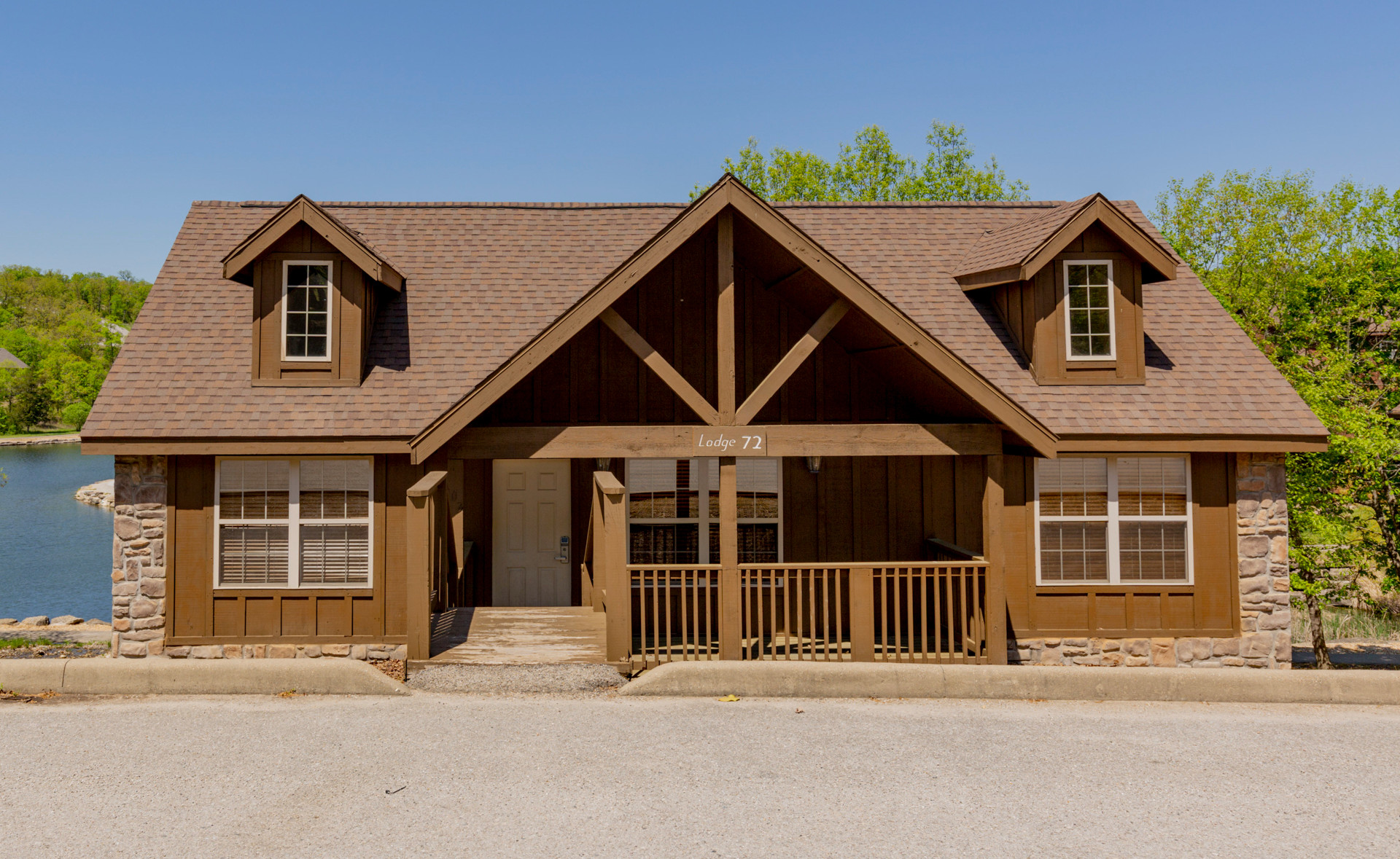 2 Br Lake-Front Luxury Cabin Pool, Fishing, Golf