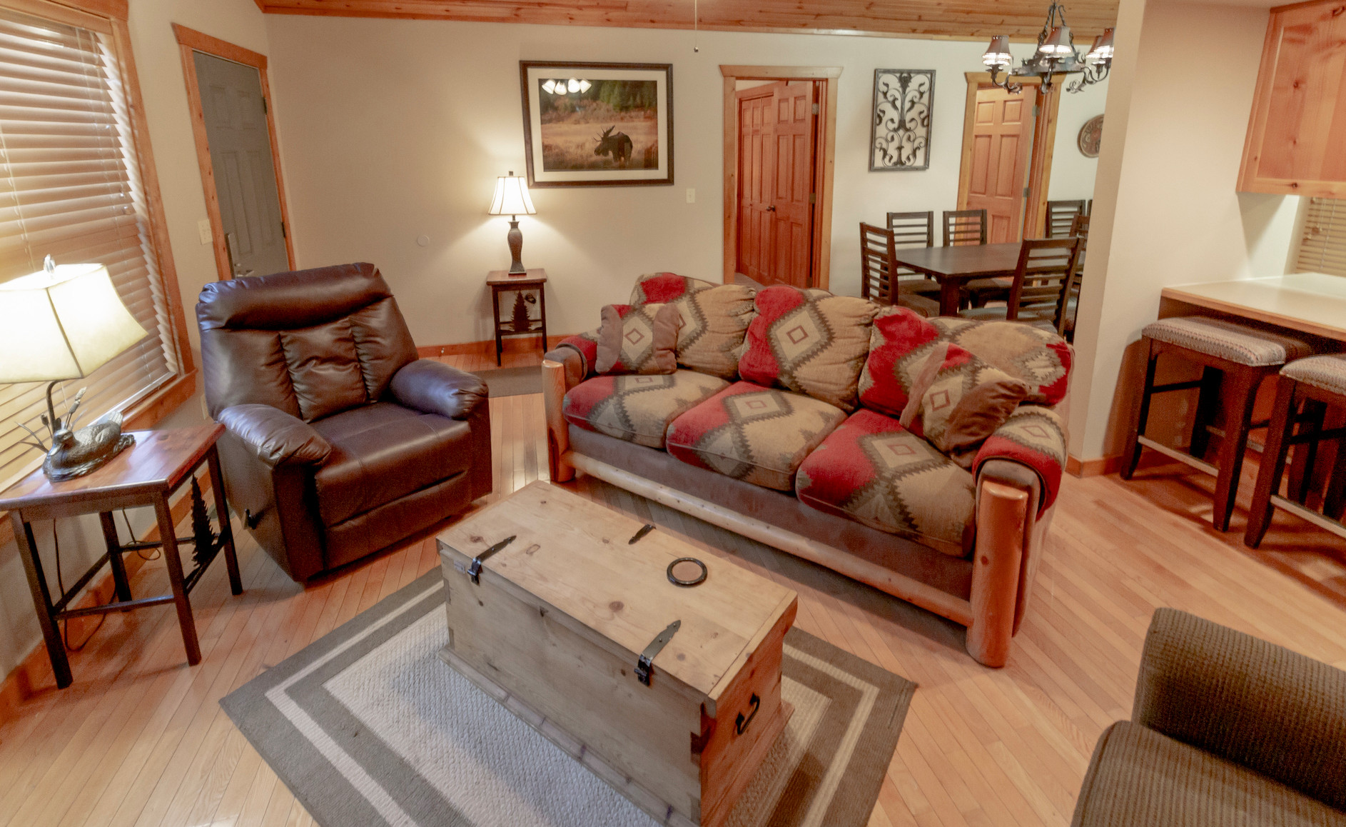 2 Br Lake-Front Luxury Cabin Pool, Fishing, Golf