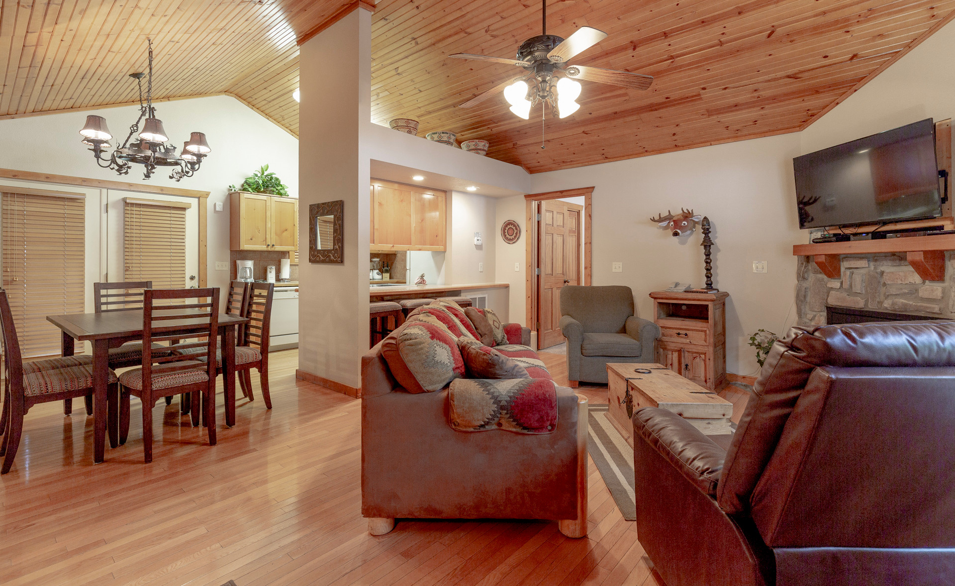 2 Br Lake-Front Luxury Cabin Pool, Fishing, Golf