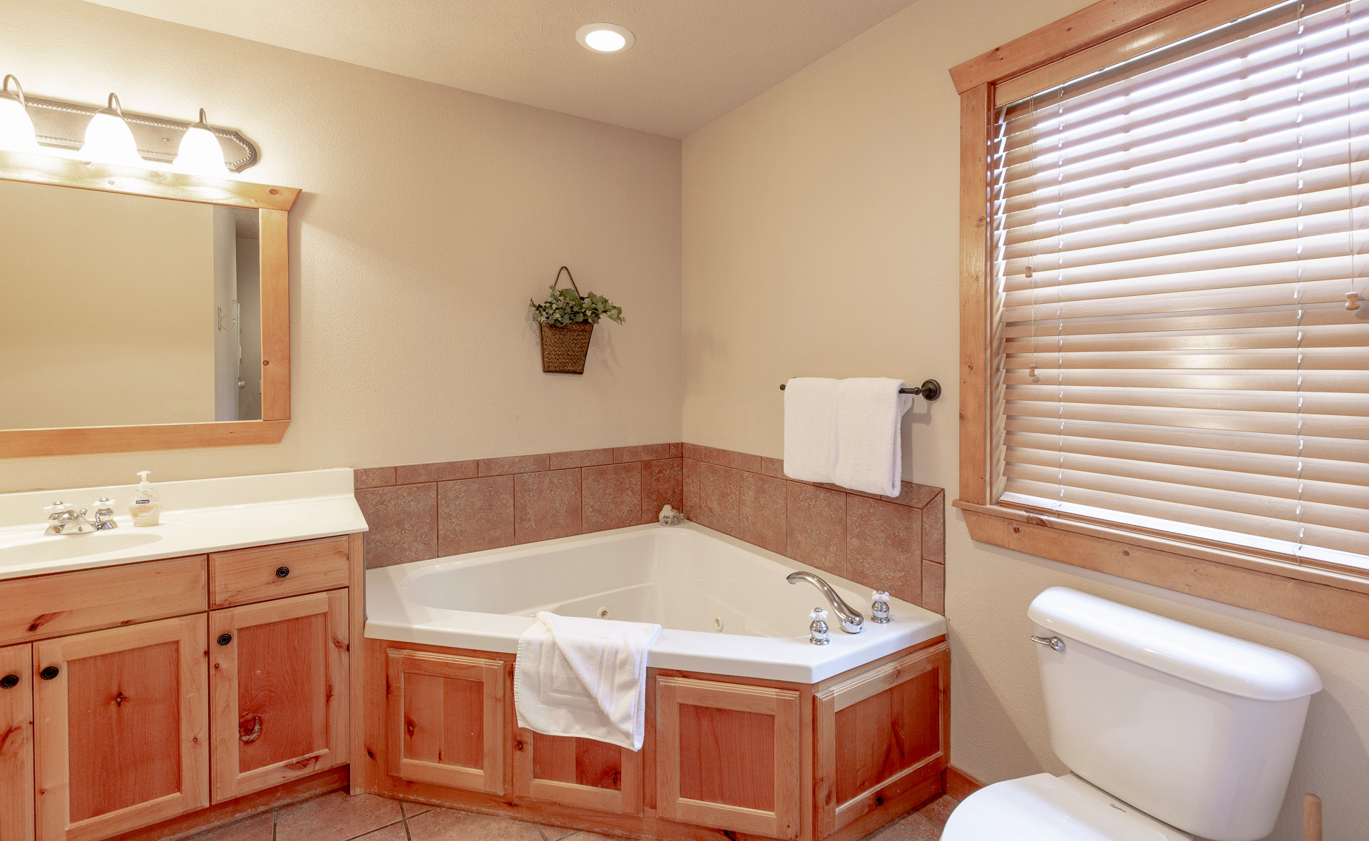 2 Br Lake-Front Luxury Cabin Pool, Fishing, Golf