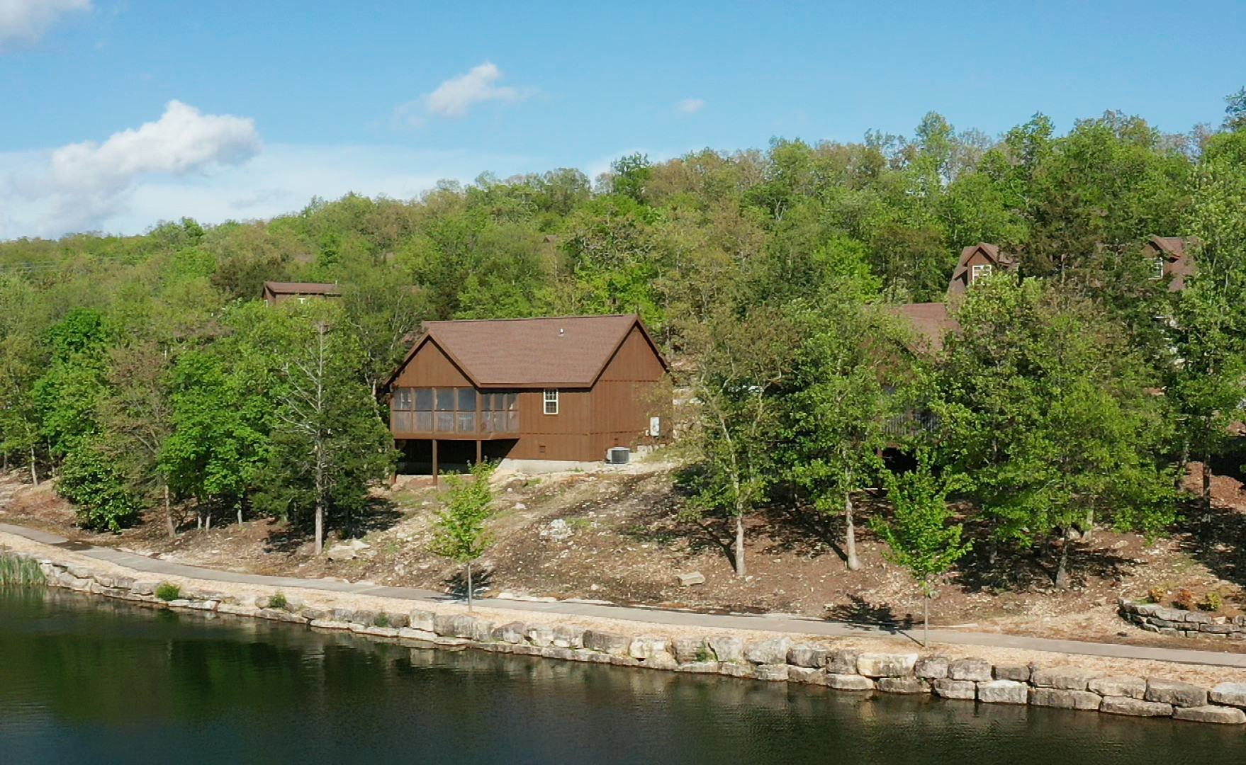 2 Br Lake-Front Luxury Cabin Pool, Fishing, Golf