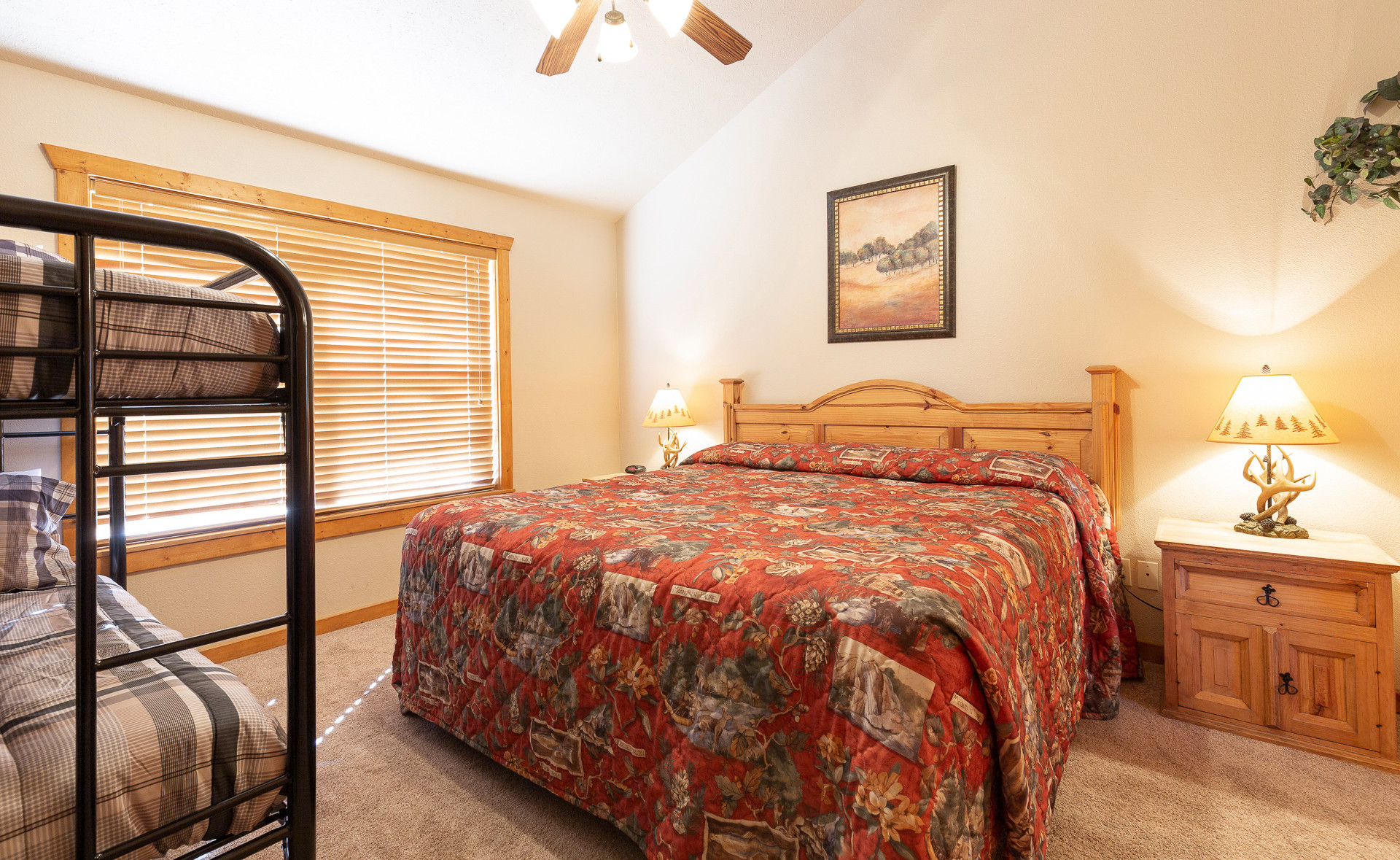 2 Br Lake-Front Luxury Cabin Pool, Fishing, Golf