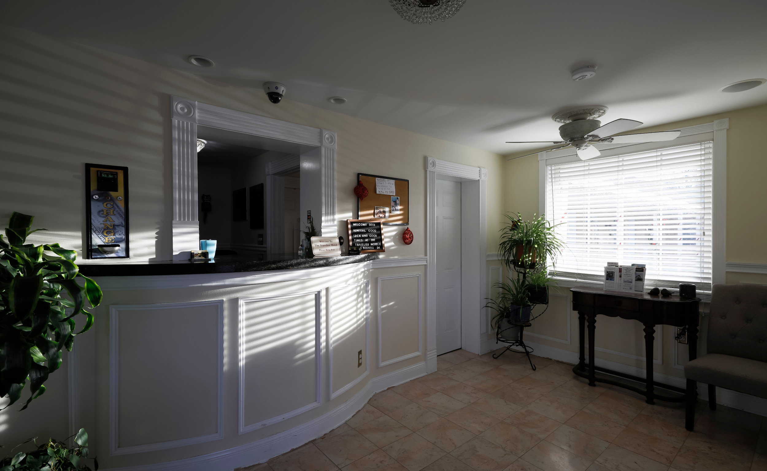 Lobby, Travelier Motel