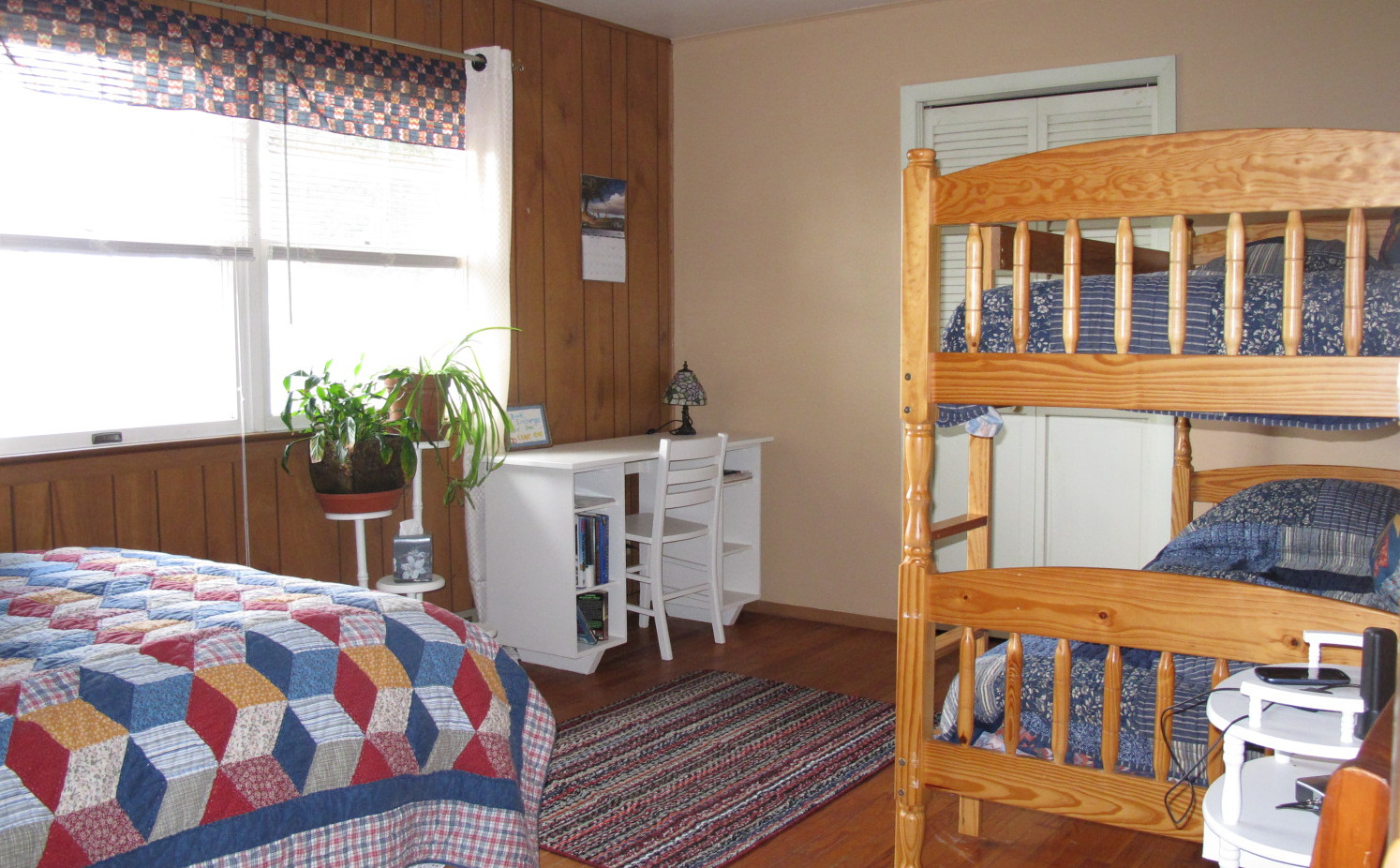 bedroom sleeps 4