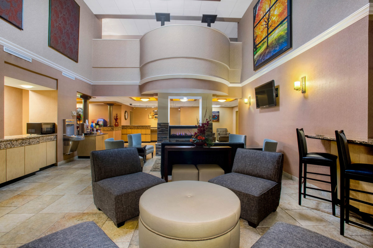 The lobby of an inn.