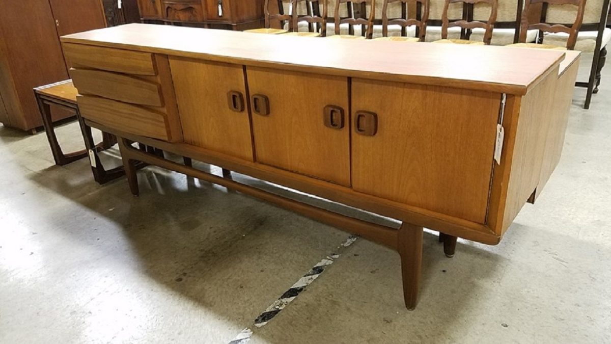 A long buffet table at an antique mall.