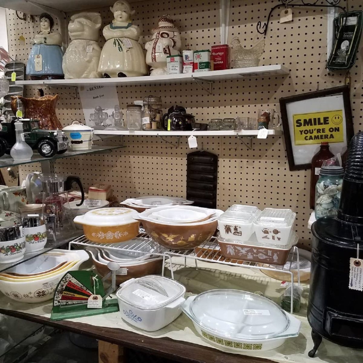 Plates and other wares at a booth in an antique mall.