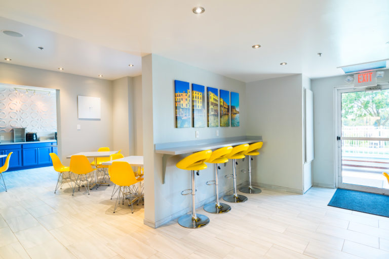 COMPLIMENTARY BREAKFAST BAR