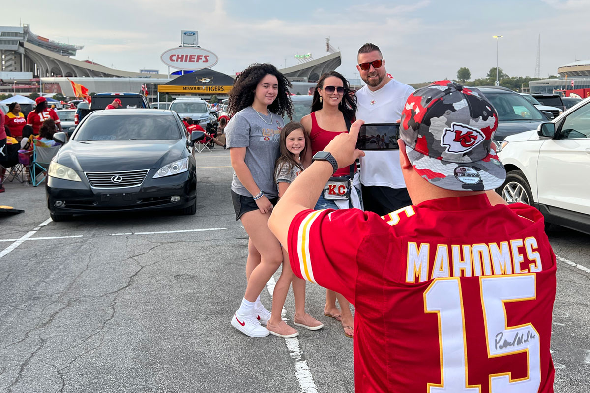 Kansas City Chiefs Tailgating Kit, Serves 8