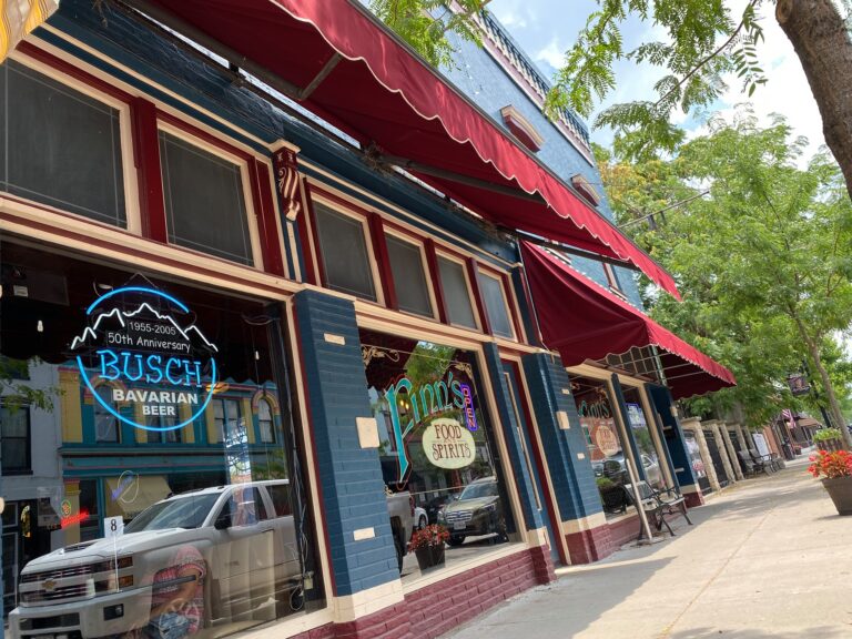 The outside of a restaurant with red and blue accents on the building.