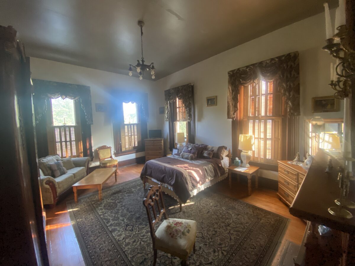 Karbelle Mansion NE Bedroom