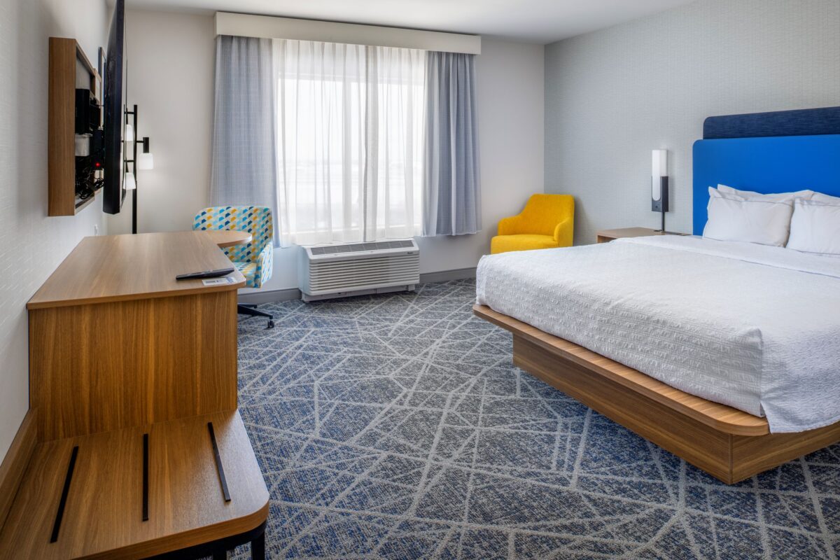 king bed guest rooms with tv