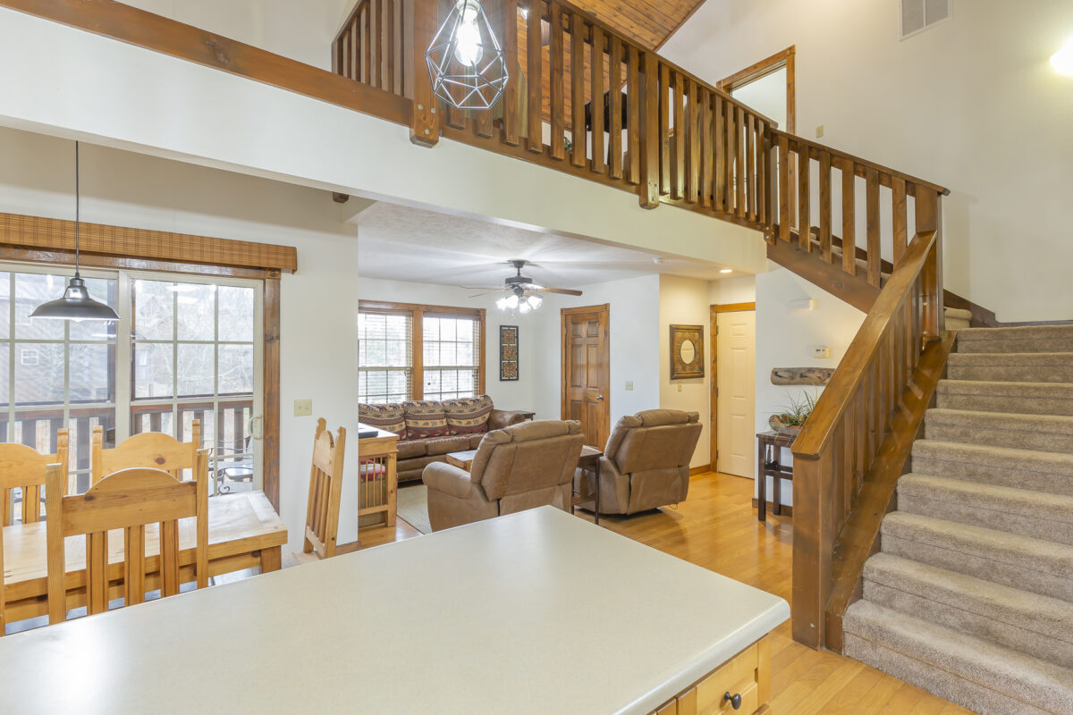 Family Funtimes 4-Br, 4Ba Lakefront Cabin Lodge 119 Living Room