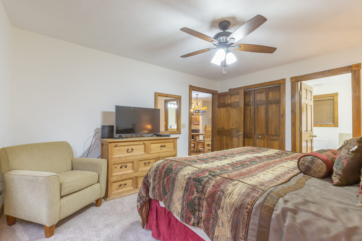 Family Funtimes 4-Br, 4Ba Lakefront Cabin Lodge 119 Bedroom