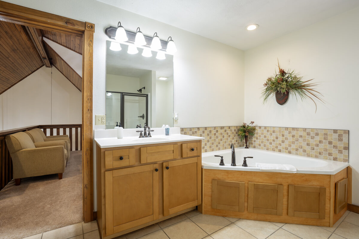 Family Funtimes 4-Br, 4Ba Lakefront Cabin Lodge 119 Bathroom