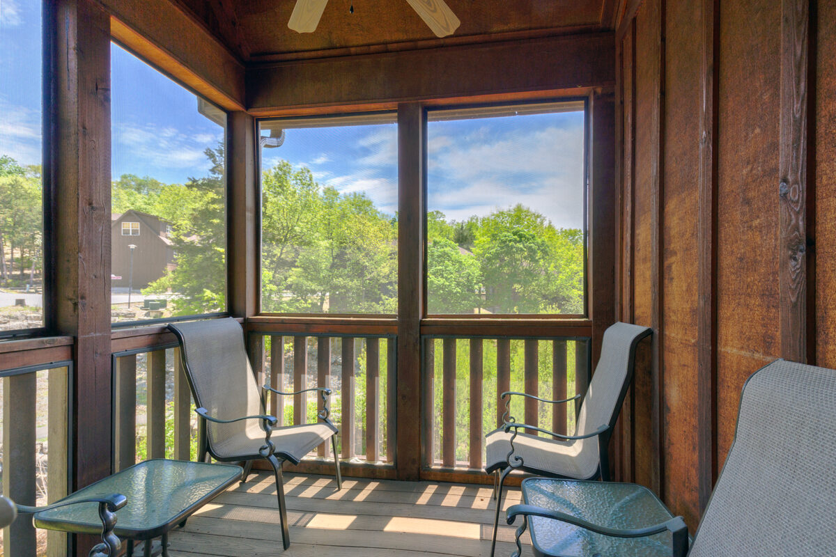 Family Funtimes 4-Br, 4Ba Lakefront Cabin Lodge 119 Porch