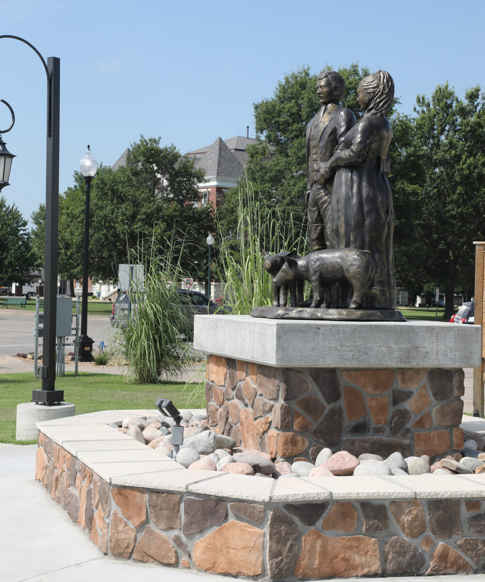 Wyatt & Urilla Earp - Statue at the Wyatt Earp Park - Lamar, Missouri