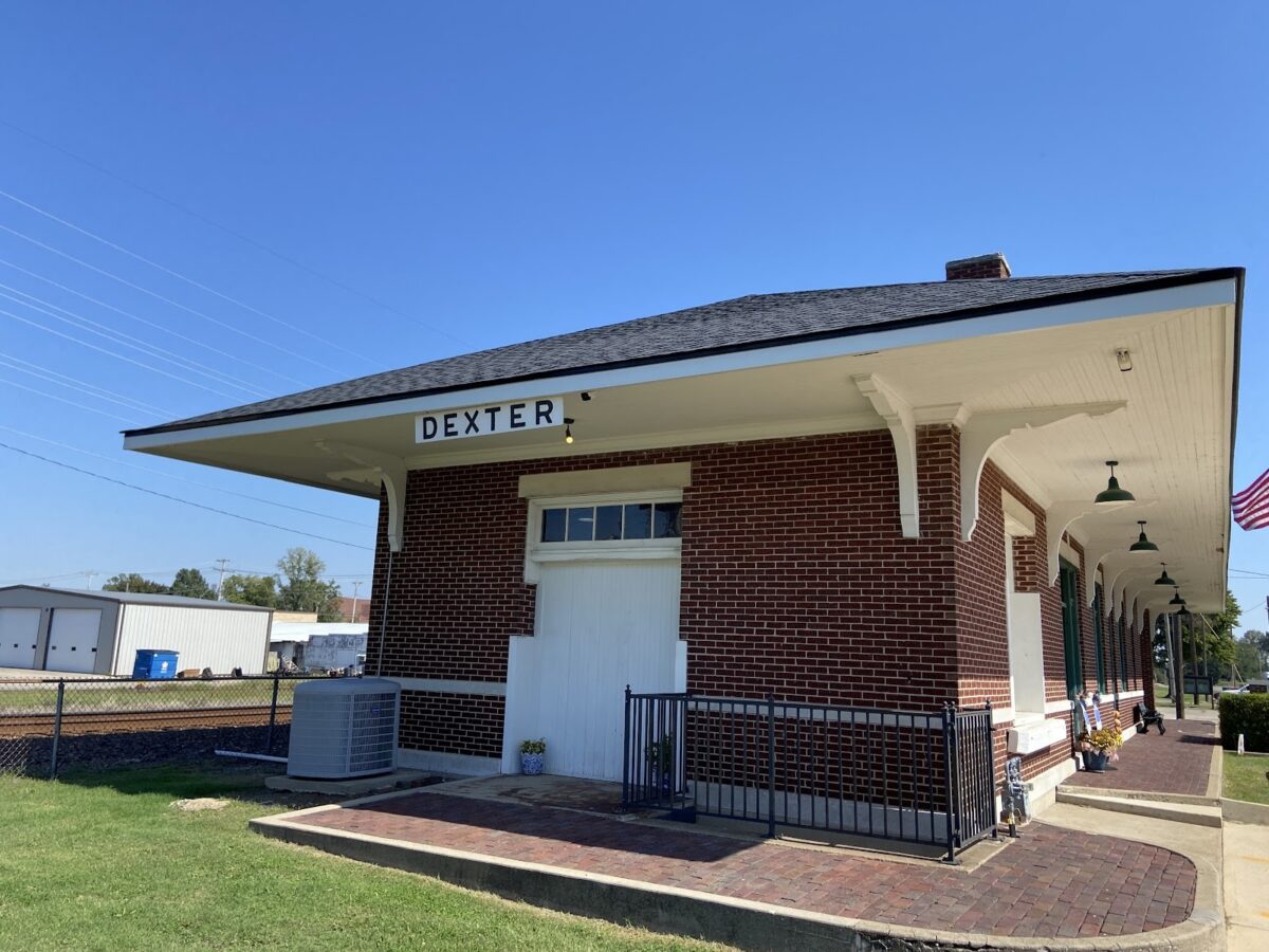 The outside of a brown and white building.