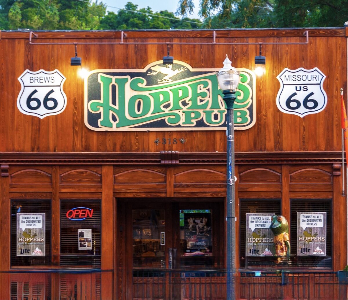 The outside of Hoppers Pub.