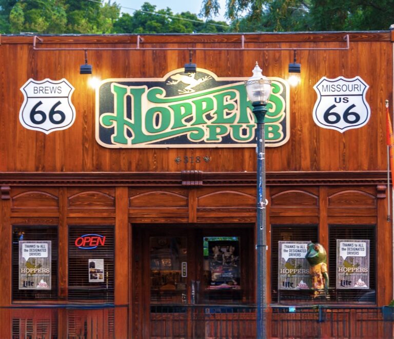 The outside of Hoppers Pub.