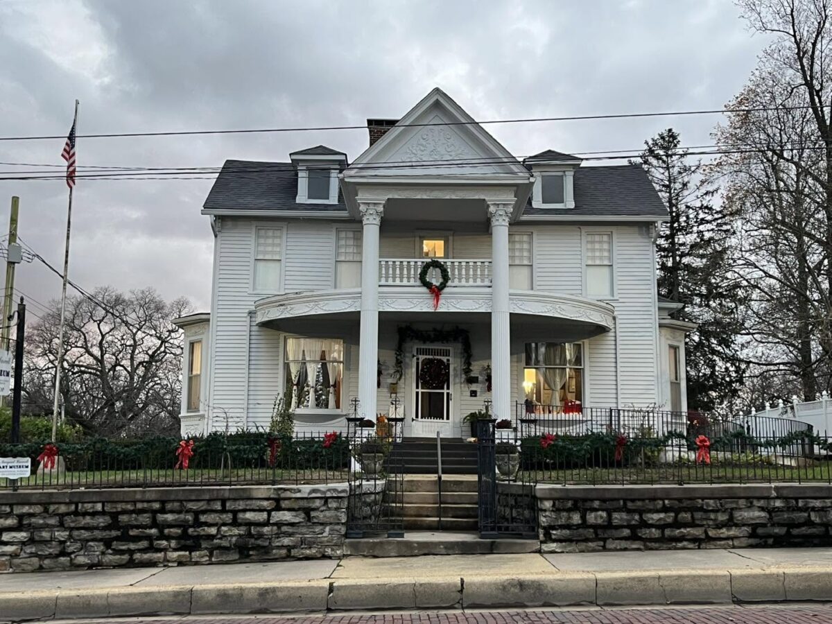 The exterior of an art museum decorated at Christmastime.