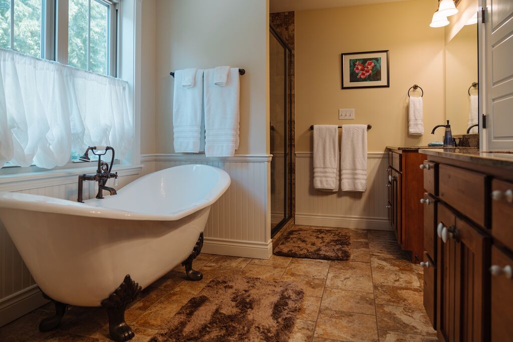 An old-fashioned clawfoot tub sits in the bathroom at the Mount Nebo Inn.
